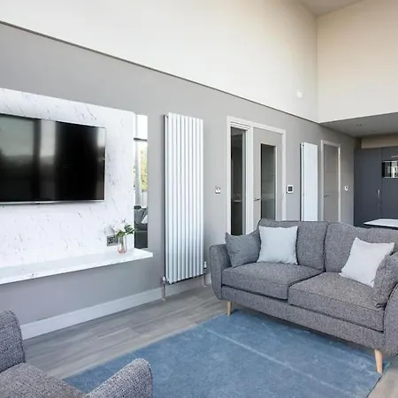 Skyline Serenity: Exquisite 3-Bedroom Ultra-Luxury Penthouse Belfast Exterior photo