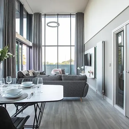 Skyline Serenity: Exquisite 3-Bedroom Ultra-Luxury Penthouse Belfast Exterior photo