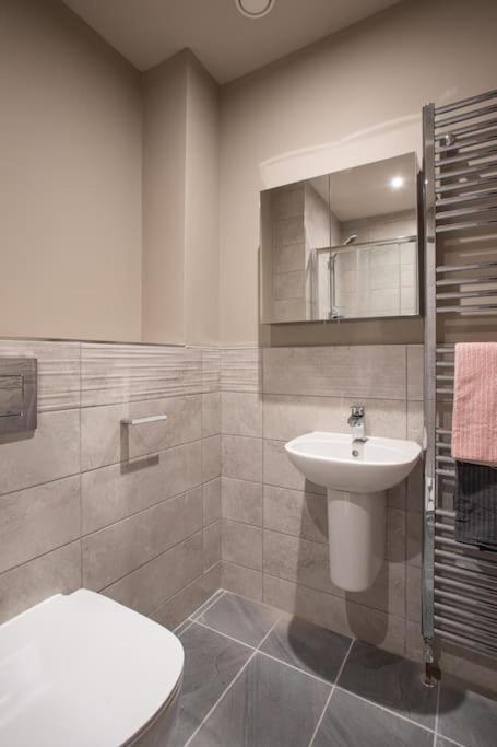Apartment Skyline Serenity: Exquisite 3-bedroom Ultra-luxury Penthouse Belfast