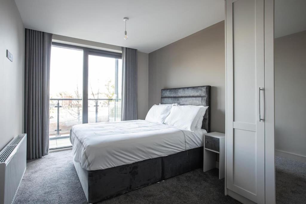 Skyline Serenity: Exquisite 3-bedroom Ultra-luxury Penthouse Apartment