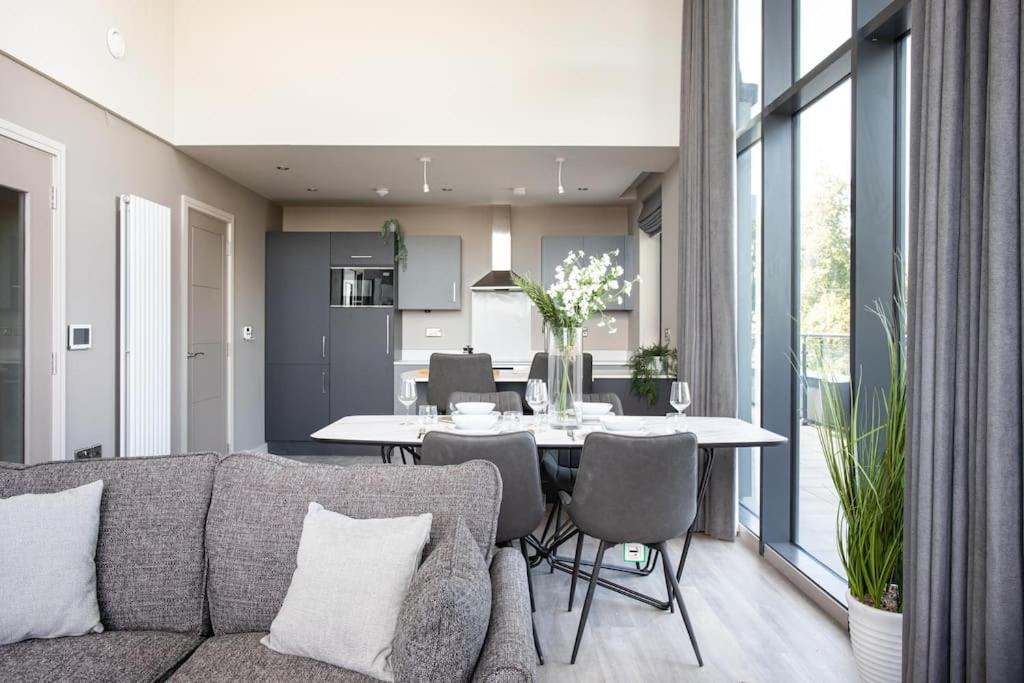 Skyline Serenity: Exquisite 3-bedroom Ultra-luxury Penthouse *