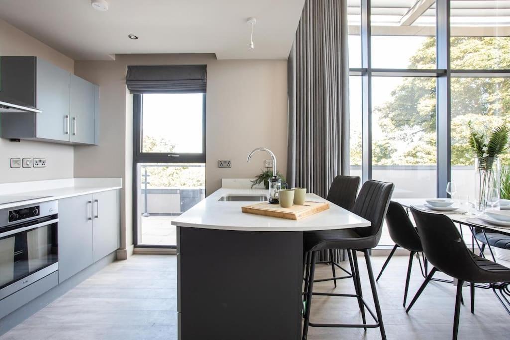Apartment Skyline Serenity: Exquisite 3-bedroom Ultra-luxury Penthouse *
