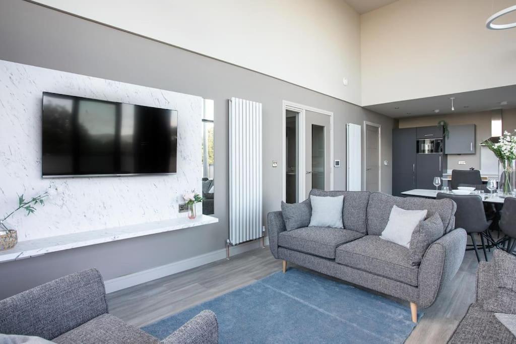 Skyline Serenity: Exquisite 3-bedroom Ultra-luxury Penthouse Apartment