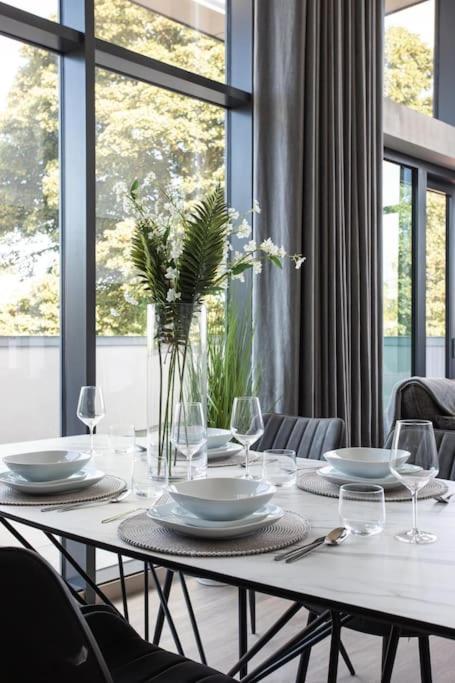 Skyline Serenity: Exquisite 3-bedroom Ultra-luxury Penthouse Apartment
