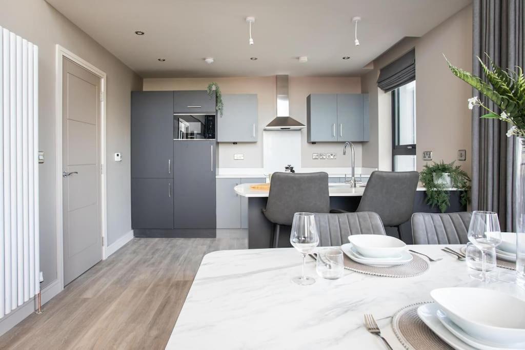 Apartment Skyline Serenity: Exquisite 3-bedroom Ultra-luxury Penthouse *