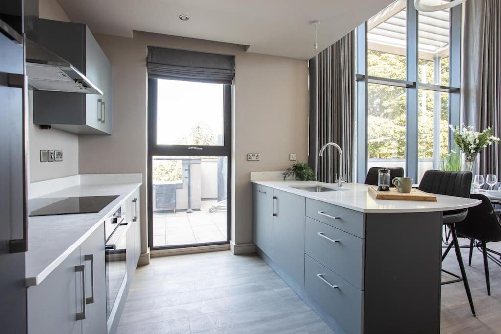 Skyline Serenity: Exquisite 3-bedroom Ultra-luxury Penthouse Apartment Belfast