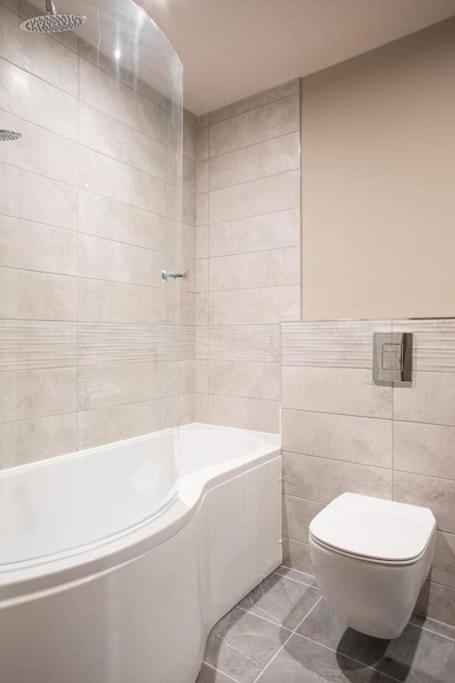 Apartment Skyline Serenity: Exquisite 3-bedroom Ultra-luxury Penthouse Belfast