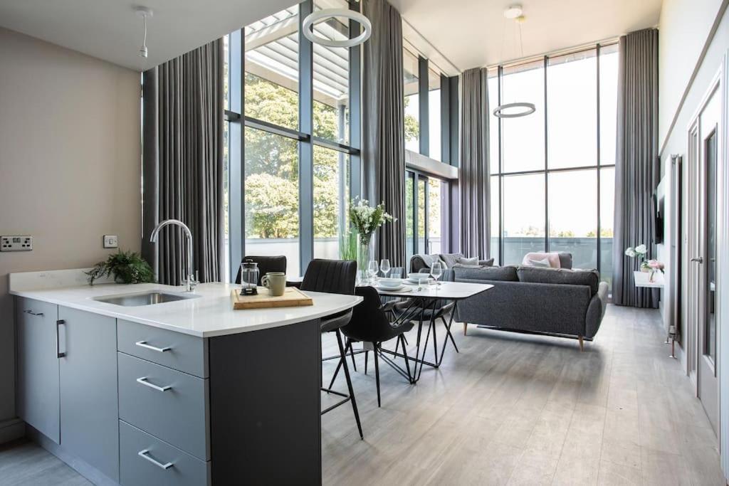 Skyline Serenity: Exquisite 3-bedroom Ultra-luxury Penthouse