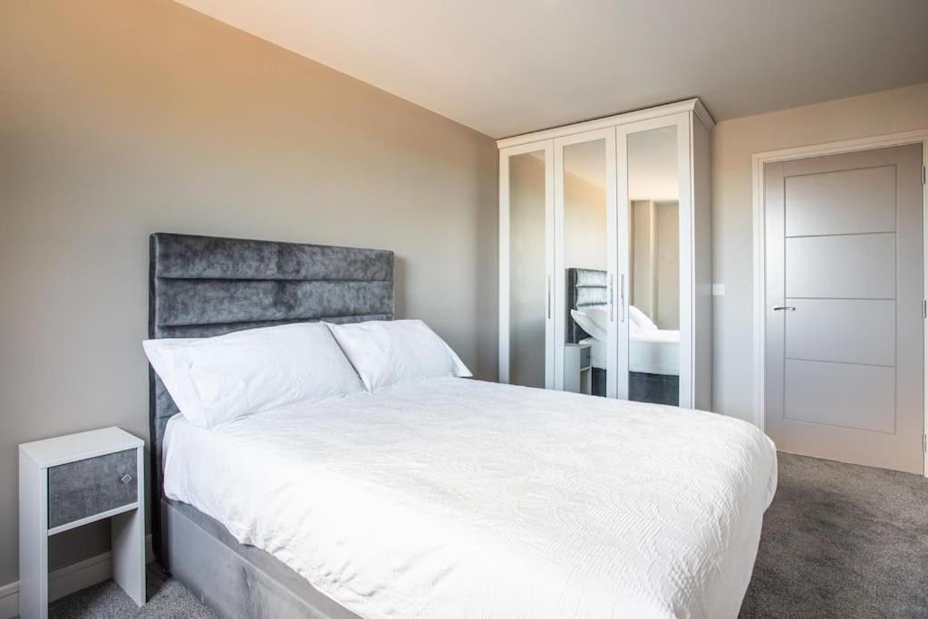 Skyline Serenity: Exquisite 3-bedroom Ultra-luxury Penthouse Apartment *