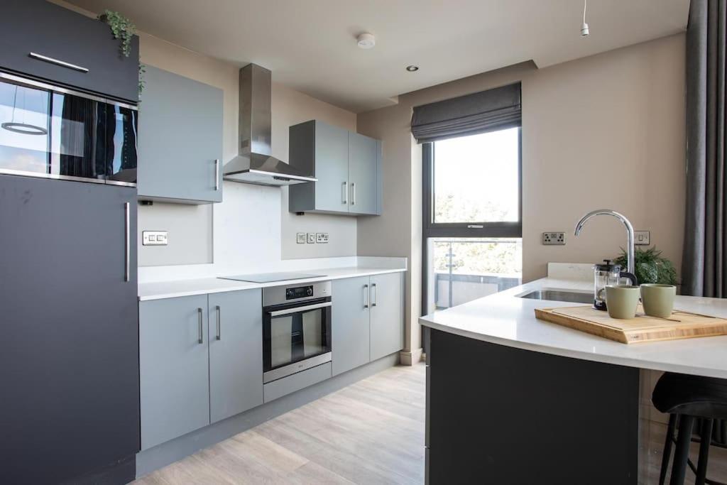Skyline Serenity: Exquisite 3-bedroom Ultra-luxury Penthouse Apartment