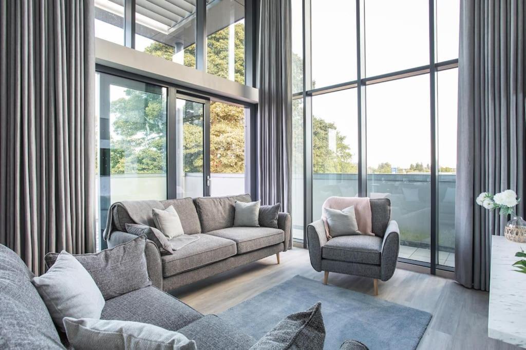Apartment Skyline Serenity: Exquisite 3-bedroom Ultra-luxury Penthouse Belfast