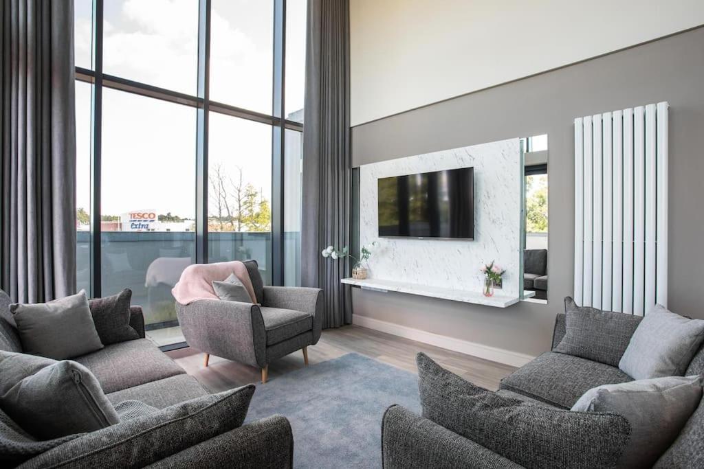 Skyline Serenity: Exquisite 3-bedroom Ultra-luxury Penthouse Apartment *