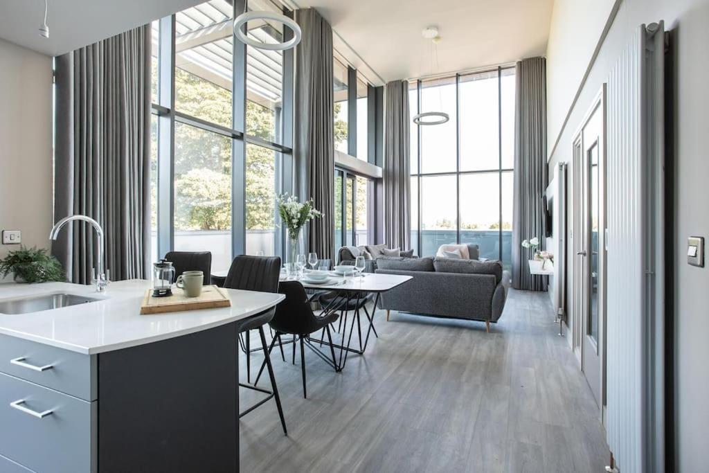 Skyline Serenity: Exquisite 3-bedroom Ultra-luxury Penthouse Belfast