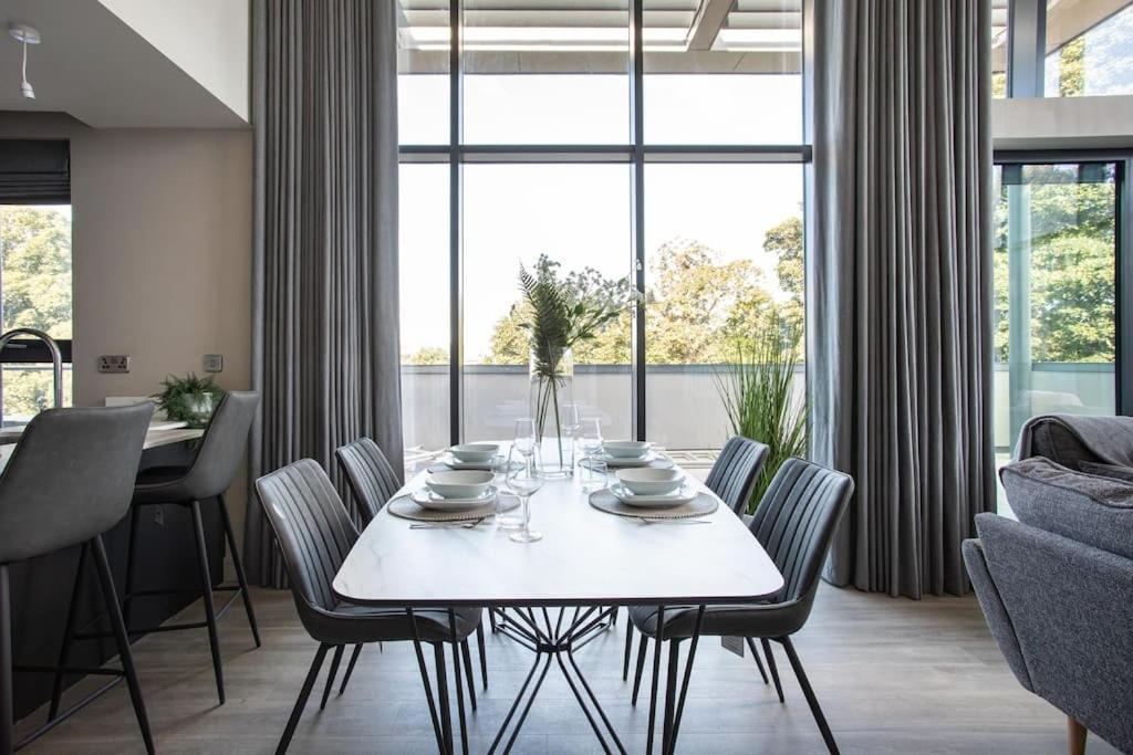 Apartment Skyline Serenity: Exquisite 3-bedroom Ultra-luxury Penthouse *